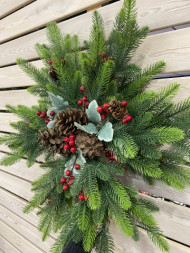 Новогодний венок &quot;Рождественский&quot; с шишками и ягодками