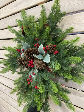 Новогодний венок &quot;Рождественский&quot; с шишками и ягодками