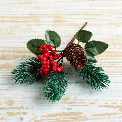 Декор &quot;Новогодняя сказка&quot; ветка, листья ягоды шишка